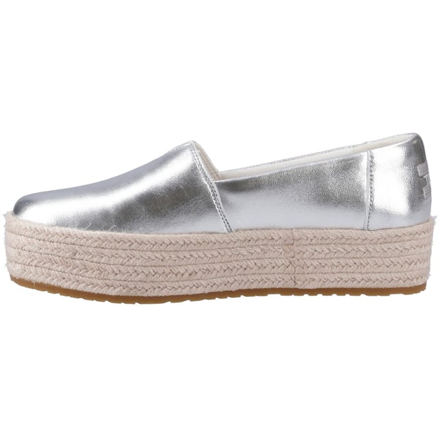 Espradilles, auf ein neues Level. Der Valencia-Schuh steht hoch auf einem plattformumwickelten Absatz aus Seil mit Nappa-Leder-Obermaterial, das zu all Ihren Lieblingslooks passt. Die weichen Cloudbound-Einlegesohlen bieten Unterstützung, Atmungsaktivität und Komfort für unterwegs.