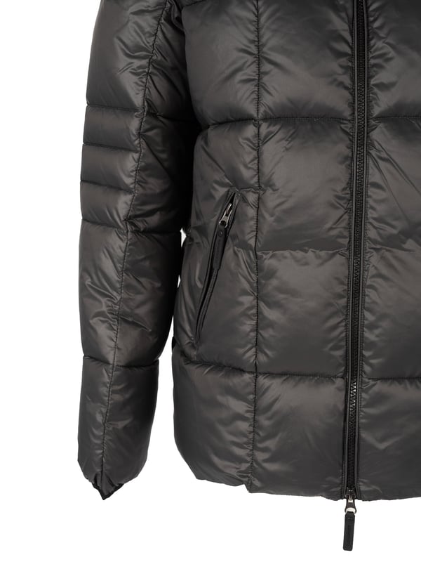 Mant�ngase elegante y elegante con la chaqueta negra acolchada Plein Sport. El dise�o simple agrega un toque de sofisticaci�n, mientras que el interior acolchado asegura el calor y la comodidad. �Perfecto para cualquier individuo de moda! Palabos frontales de cierre de cremallera, 2 bolsillos de cierre de cremallera, capa de cierre central de cremallera, relleno: 100% poliamida, forro: chaqueta acolchada de 100% de poli�ster, estilo de cierre de cremallera: UPPS26E 99