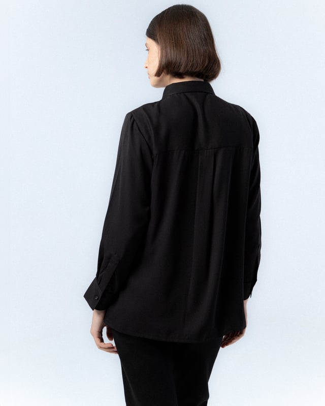 Atrévete con la camisa negra de pedrería Lucía. Con el detalle de las pedrería en el centro de la prenda, la camisa Lucía se convierte en tu mayor aliada para looks de noche este invierno.
 
 
 
 Camisa con cuello solapa.
 
 Detalle de pedrería plata en tapete.
 
 Manga larga acabada con puño.
 
 Forro de satén por separado.