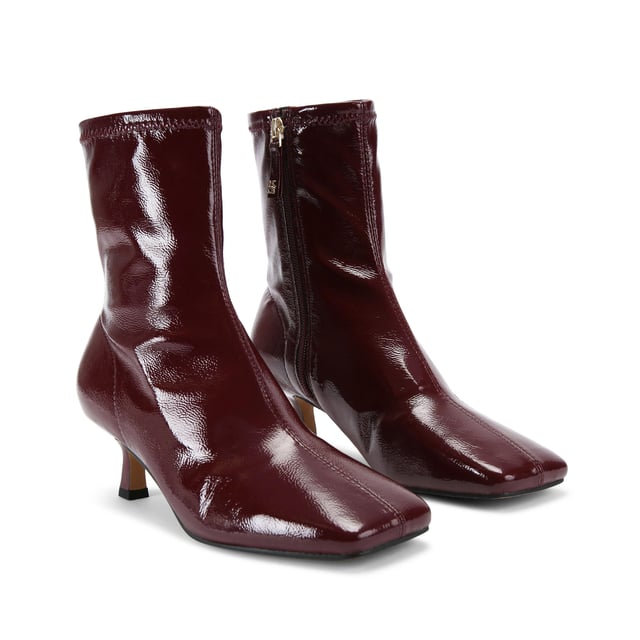 This Tact ankle boot features a patent red upper. The toe is squared with a soft ankle for comfort. Heel height: 5.5cm.