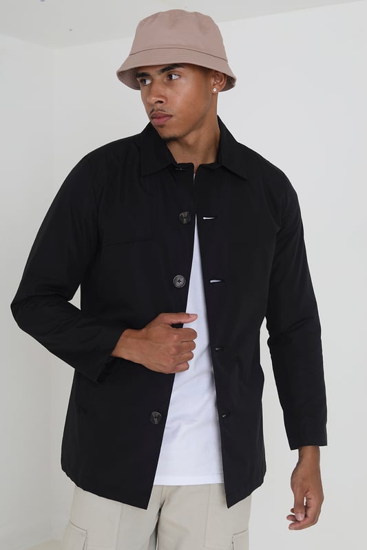 This Brave Soul lightweight mac-style jacket is a perfect blend of style and comfort. The single-breasted , button-through style has a classic and timeless look and features two side pockets and a split on the back hem for ease of movement. This jacket has a checked lining for added detail.
