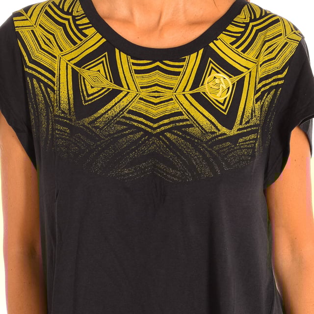 Camiseta Con Mangas Zumba. 
Color Negro
Clásica y versátil con un calce fácil. 
Cuello redondo. 
Gráfico en el frontal y la espalda con motivos de la marca.
Espalda con escote pronunciado.
El tejido suave proporciona un ajuste cómodo y favorecedor.
Costuras vistas a tono.

Composición:  50% Algodón, 50% Poliéster.

-Utilizar lavadora a temperatura máxima 30º .
-No utilizar secadora.
-Puede utilizar Lejía.
-No utilizar plancha.