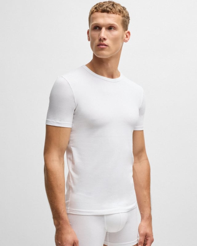 Two short-sleeved underwear T-shirts by BOSS. Crafted in single jersey made from stretch cotton, these super-soft T-shirts are topped with a crew neckline and printed with a subtle BOSS logo at the left-hand side. The slim fit is ideal for layering neatly under an everyday look.

Slim fit
Crew neck
Packaging: Box
Printed Logo

95% Cotton, 5% Elastane 
50475276
 