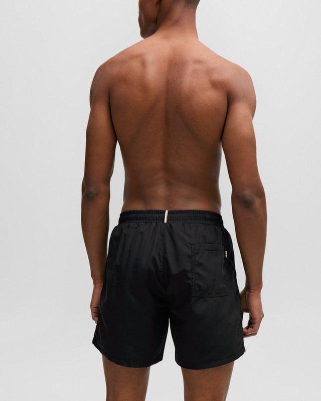 Fully lined swim shorts by BOSS, designed in quick-drying fabric with hidden drawcords, striped details and branding.
100% Polyester (recycled) , Lining: 100% Polyester
50508963