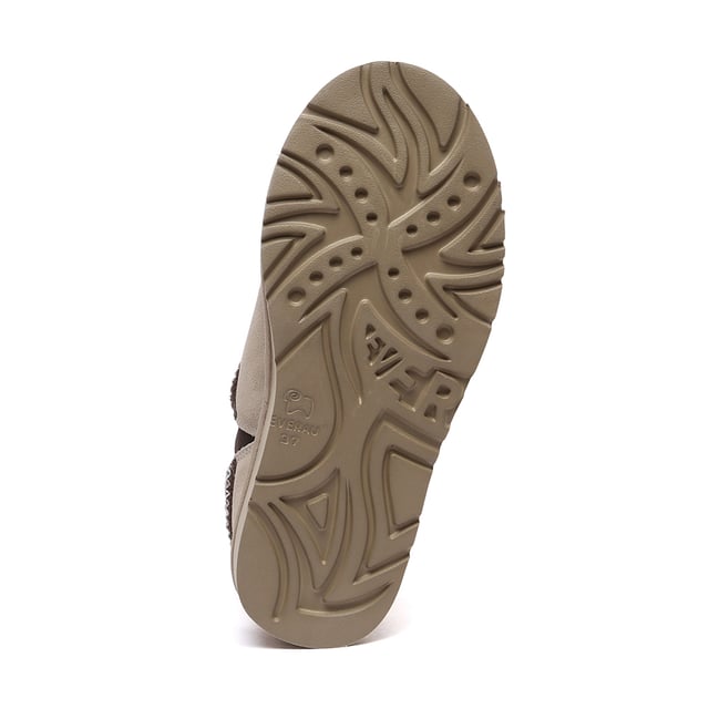 Verhoog uw casual stijl moeiteloos met Wigeon Pantoffels, vervaardigd voor comfort en duurzaamheid met een waterafstotende coating om u stijlvol gezellig te houden in elke omgeving, van binnen tot buiten.