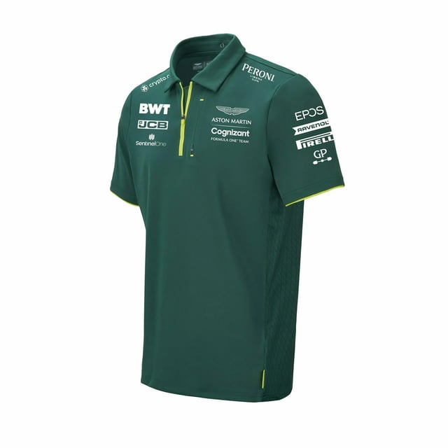 Hay pocas entidades automovilísticas tan icónicas y atemporales como Aston Martin, así que muestre su apoyo para su trascendental regreso del siglo XXI a la Fórmula 1 con la gama oficial de ropa de equipo. El equipo oficial del Polo tiene una cremallera en el cuello, así como un bolsillo de cremallera en el cofre para sostener artículos pequeños. Un collar clásico de polo ofrece una silueta elegante, mientras que una etiqueta de deportista de la bandera de la Unión agrega un toque de estilo británico, y los gráficos impresos y de patrocinador se muestran en el cofre, los hombros y la espalda.