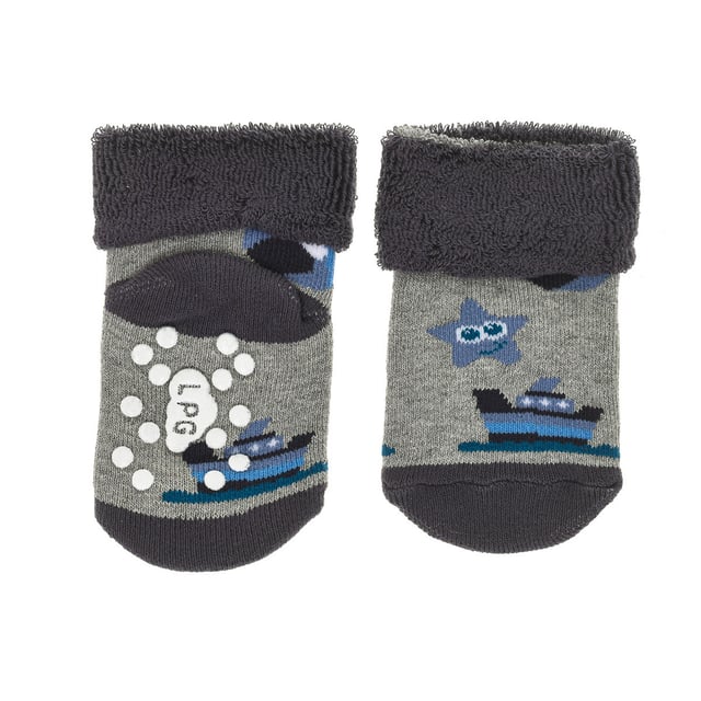 Pack de seis pares de calcetines antideslizantes.
Diseño con divertidos estampados.
Confeccionado en algodón.
Talón y puntera reforzados.
Puño anti-presión.
Tejido elástico y transpirable.
 Composición: 75% Algodón, 23% Poliamida, 2% Elastano
 Cuidados:
Lavar máximo a 40ºC.
- No planchar.
- No permite usar secadora.
- No usar lejía.
- No admite el  lavado en seco.