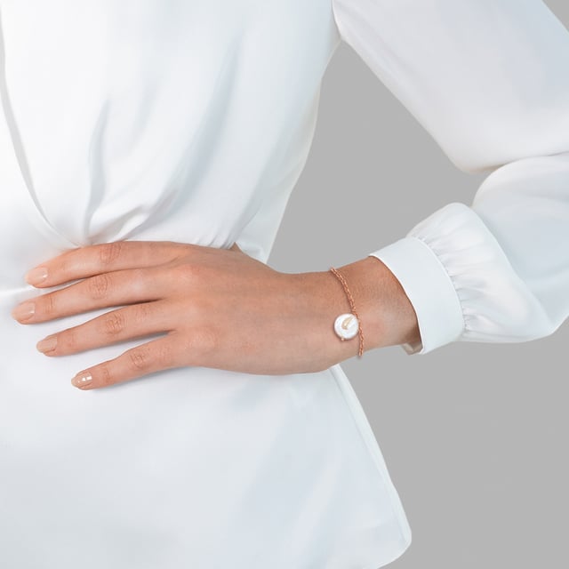 Are you looking for modern interpreted pearl accessories? Then this feminine pearl bracelet of the label Glossy Munich is a must-have. A carefully selected, baroque XXL pearl from fresh water breeding adorns a filigree anchor chain - a design that harmonizes with every outfit, from the casual jeans to the elegant dress. The bracelet is made of 925 sterling silver and refined with a rose gold finish. A practical carabiner closure and an extension chain enable the uncomplicated adaptation to your wrist. An Every Day Piece for all pearl lovers-and a highlight in the stapello with your other favorite bracelets!
