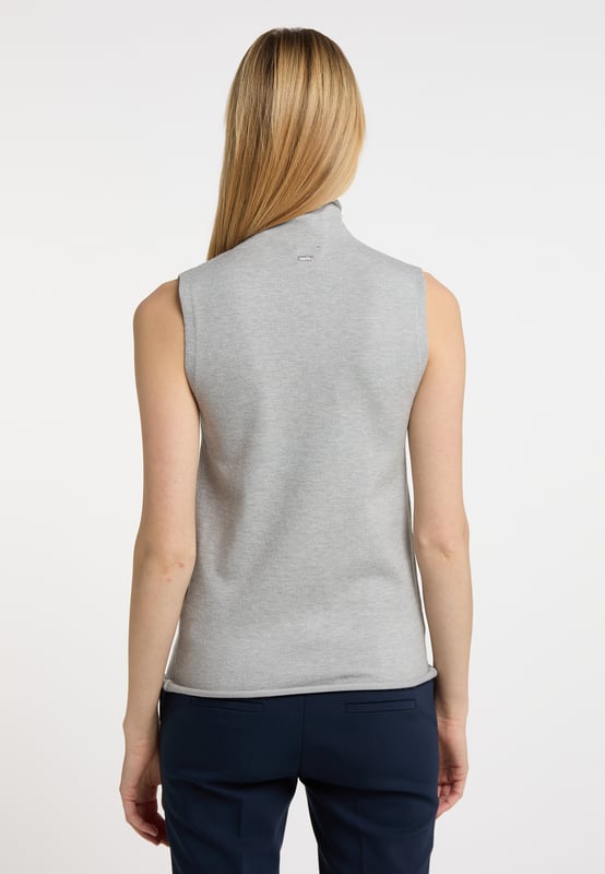 In minimalistischer Silhouette zeigt sich das klassische Stricktop von DreiMaster Klassik. Gefertigt aus einem weichen Viskosegemisch erhält die gerade, schmale Form durch den Stehkragen mit Rollkante einen modernen Twist. An warmen Sommertagen tragen wir es solo im Office ist es unter einem Blazer getragen ein stylishes Essential.  Pullunder