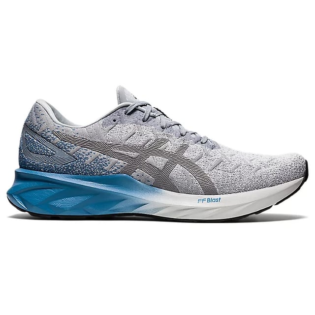 Las zapatillas grises Asics Dynablast para hombre son unas zapatillas versátiles y cómodas diseñadas para proporcionar una experiencia de carrera suave y receptiva. Están pensadas para satisfacer las necesidades de los corredores y las personas activas. Estas son las principales características de estas excepcionales zapatillas grises:

 Construcción de primera calidad:  Fabricadas con materiales de alta calidad, estas zapatillas ofrecen durabilidad, comodidad y sujeción. La parte superior está hecha de materiales sintéticos y malla transpirable para un ajuste cómodo y seguro.

 Color gris neutro: Las zapatillas se presentan en un color gris neutro, símbolo de versatilidad y estilo discreto. El gris es una opción popular para el calzado deportivo, ya que complementa varios equipos de entrenamiento y conjuntos.

 Cierre de cordones: Las zapatillas presentan un cierre tradicional de cordones, que permite un ajuste seguro y personalizable. Esto asegura que tus pies estén bien sujetos durante tus carreras o entrenamientos.

 Entresuela reactiva:  La entresuela de estas zapatillas está diseñada para proporcionar una sensación de respuesta y amortiguación en cada zancada. Puede incluir la tecnología de amortiguación patentada de Asics, como FlyteFoam, para una amortiguación ligera y receptiva.

 Suela de goma duradera:  La suela exterior suele ser de goma duradera, que proporciona una excelente tracción y estabilidad en diversas superficies de carrera. Garantiza un agarre firme durante tus carreras.

 Diseño transpirable:  La parte superior de malla mejora la transpirabilidad, ayudando a mantener los pies frescos y cómodos durante carreras o entrenamientos intensos.

 Cuello y lengüeta acolchados:  Las zapatillas pueden incluir un cuello y una lengüeta acolchados para mayor comodidad y sujeción del tobillo durante las carreras.

 Marca Asics:  Busca el logotipo y la marca Asics, que pueden aparecer en los laterales, la lengüeta y el talón de las zapatillas, lo que indica su autenticidad y calidad.