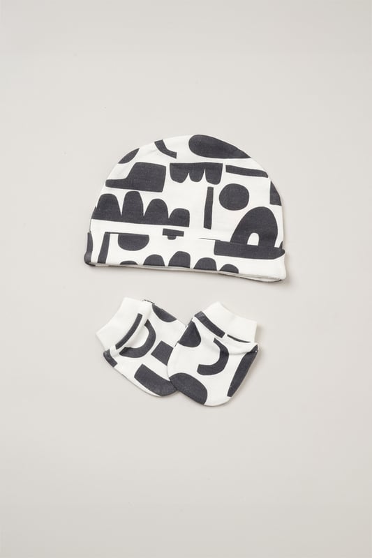 This Homegrown Baby printed 5-Piece Gift Set includes a cosy all-in-one, bodysuit, hat, and mitts. Made from soft 100% organic cotton, the set features 'Grow with Me' functionality for adjustable fit. Packaged in a mesh bag, it's the perfect gift for welcoming a new baby.