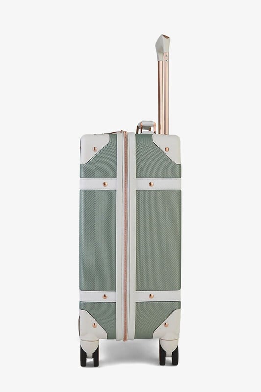 Wir stellen den Vintage-Hartschalenkoffer vor – eine Mischung aus klassischer Ästhetik und zeitgenössischer Funktionalität, exklusiv entworfen für moderne Entdecker. Dieses vom Kofferraum inspirierte Meisterwerk verkörpert zeitlosen Charme gepaart mit leichter Bauweise und robuster Haltbarkeit. Designmerkmale: Eine harmonische Mischung aus klassischen und modernen Designelementen. Müheloses Gleiten mit 8 leichtlaufenden Rädern und einem Teleskopgriff. Hergestellt aus schlagfestem Hartschalen-ABS-Material für ultimativen Schutz. Verstärkte Ecken schützen vor den Strapazen der Gepäckabfertigung. Das integrierte, von Travel Sentry zugelassene TSA-Zahlenschloss sorgt für kompromisslose Sicherheit. Erleben Sie ein luxuriöses Innenleben mit weichem Innenfutter, einem Mesh-Trennfach und einer Reißverschlusstasche für organisiertes Packen. Der Koffer verfügt außerdem über eine praktische Innentasche mit Reißverschluss und elastische Packgurte, die dafür sorgen, dass Ihre Sachen während Ihrer Erkundungen sicher an ihrem Platz bleiben. Werten Sie Ihr Reiseerlebnis mit dem Vintage-Hartschalenkoffer auf – ein Symbol für Stil, Haltbarkeit und Komfort für den modernen Entdecker. Größen: Kabine: 55 x 35 x 22 cm, 3 kg, mittel: 68 x 45 x 26 cm, 4 kg, groß: 78 x 50 x 29 cm, 5 kg, komplettes Set mit 3 Größen: Kabine + mittel + groß. Hinweis: Dieses Produkt ist in mehreren Größen erhältlich Sie erhalten alle auf den Bildern gezeigten Größen