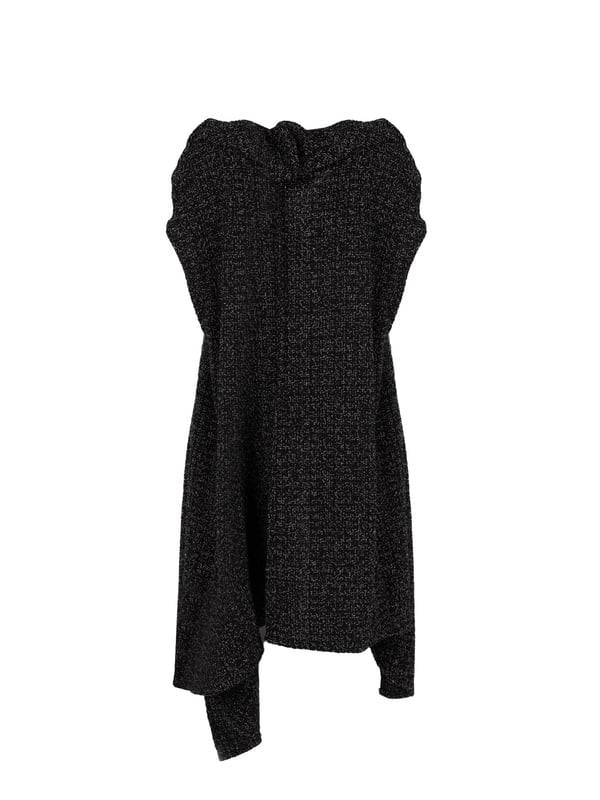 El diseño holgado asegura la máxima comodidad al usarlo, siendo perfectamente apto tanto para estilos diarios como para relajarse en casa.

Con capucha, que le añade un carácter deportivo y protege contra la lluvia o el viento inesperados, permitiéndote estar siempre preparado para cualquier clima.

Tiene bolsillos laterales que no solo son prácticos, sino que también añaden un estilo elegante, posibilitando la guarda de pequeños objetos como llaves o teléfono.

Hecho con tejidos de alta calidad, que no solo son suaves y agradables al tacto, sino también duraderos, lo que garantiza un uso prolongado y la conservación de un aspecto excelente durante muchas temporadas.

Producido en Italia, lo que garantiza una excelente artesanía y atención a cada detalle, realzando el prestigio y la exclusividad de este producto.