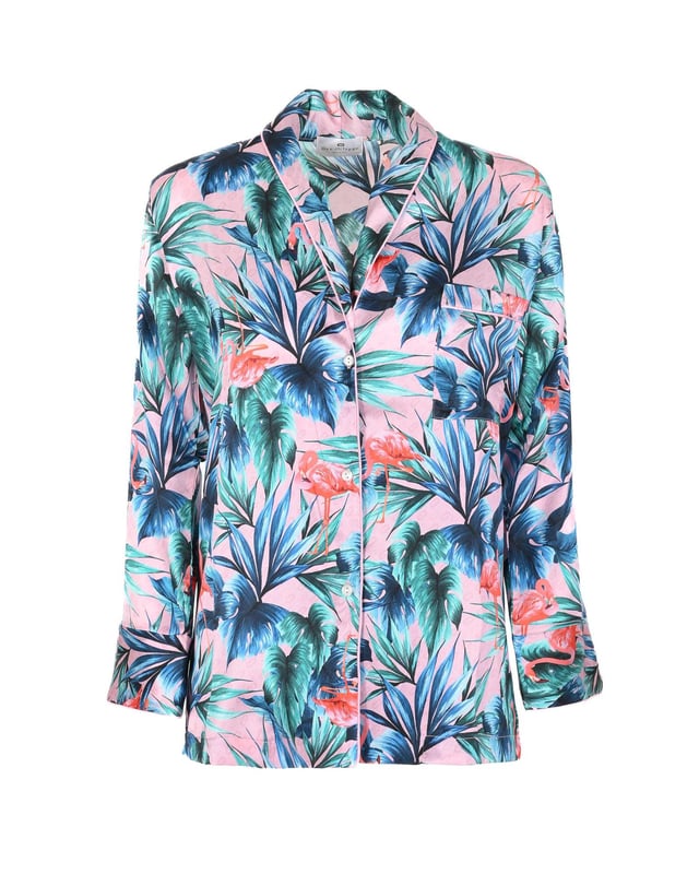 Pijama de seda pura con estampado de flamencos  
Hecho en colaboración con The Webster Miami  
Incluye pantalones largos suaves y una elegante camisa de manga larga con botones  
100% seda  
Hecho en Italia  
Perfecto para un look lujoso y refinado  
SEDA