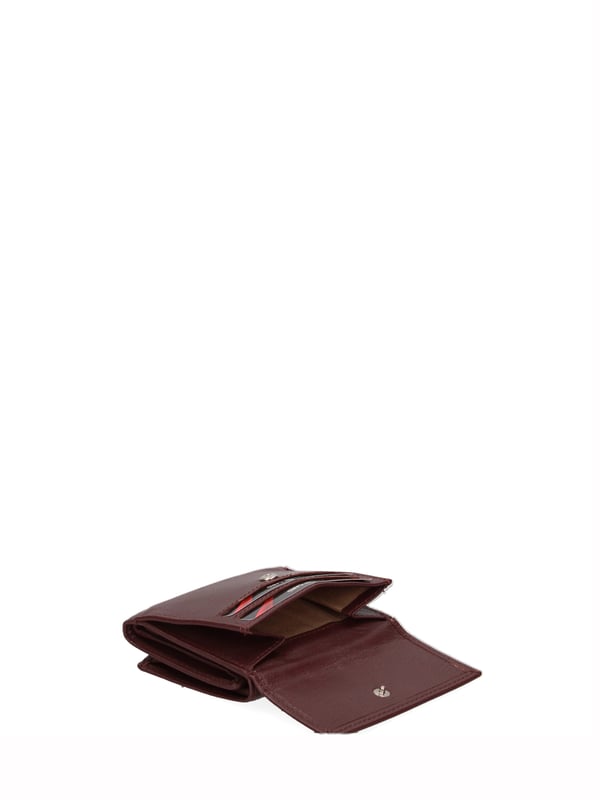 Cartera de hombre. El cierre es con botón de presión. Los bolsillos internos son tarjeteros y porta billetes. Los bolsillos exteriores son uno trasero con clip. Falta la correa para el hombro. Falta el mango. Hay un compartimento interno. El material exterior es 100% Piel Auténtica. Internamente está forrado en piel auténtica. Medidas: 8x10x3 cm. Producto de moda