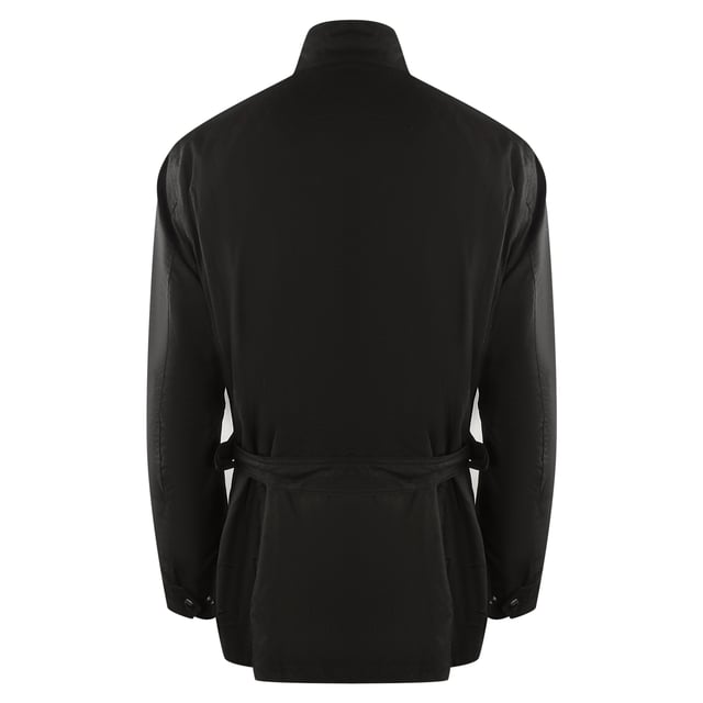 Belstaff zwarte Roadways motorjas Ervaar de ultieme veelzijdigheid en stijl met de Belstaff Black Jacket. Deze jas biedt zowel warmte als een modieus ontwerp, waardoor je moeiteloos kunt overstappen van een casual look voor overdag naar een chique avondensemble. Blijf gezellig en zie er geweldig uit met dit must-have jack! Materiaal: 100% katoen Vulling: N/A Millerain gewaxt katoenen jack, water- en windbestendig. Ritssluiting met gesp rond de taille, zwarte jas