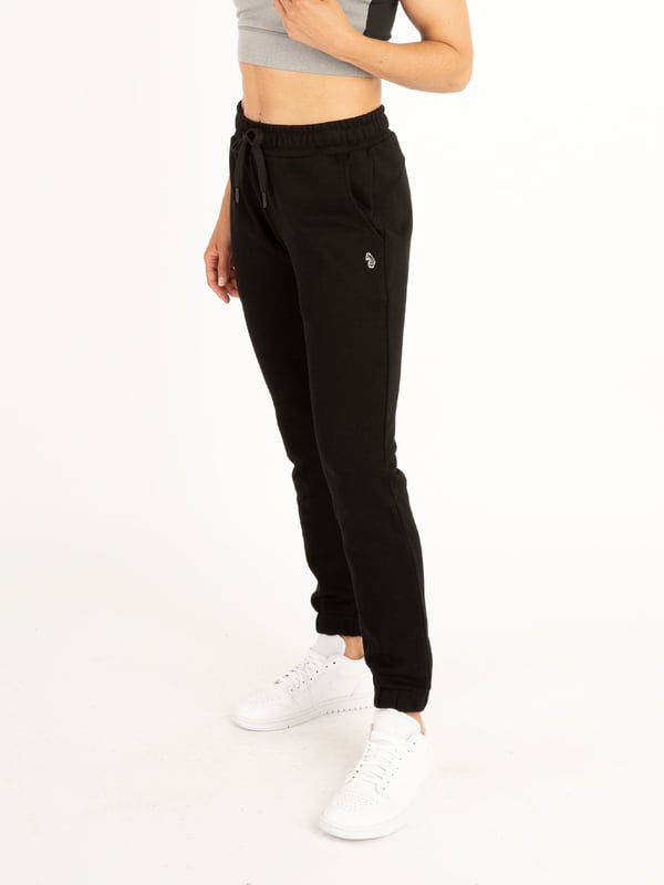 Elevate your casual wardrobe with these joggers from the LUKE womenswear performance range. Cut to a slim fit in a soft recycled cotton, these joggers are extremely comfortable. They are crafted with an elasticated waistband and adjustable drawcord along with open pockets which provide ample space for all your essentials. The iconic rubberised lion head badge completes the look.