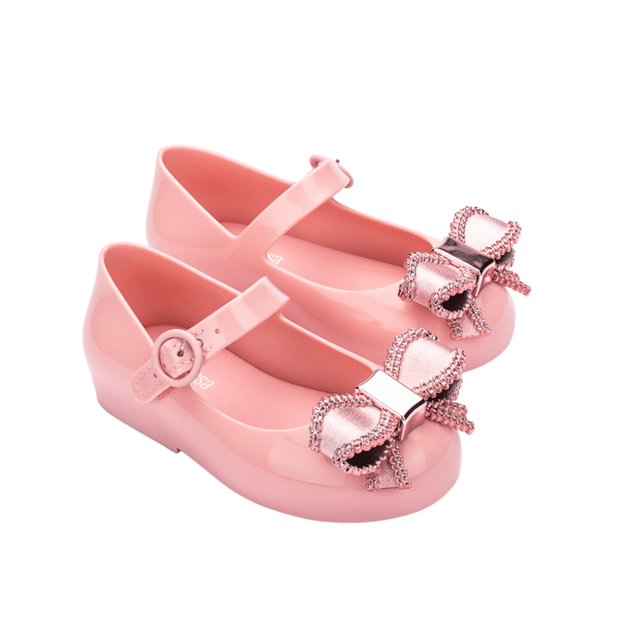 Dress your baby girl to the nines with the Mini Melissa Sweet Love IV! The maxi bow on the vamp adds a romantic twist and a delicate touch to the ballerina. Only the top of the foot is left exposed, and an extra strap with a buckle ensures a snug fit and extreme stability for your mini. The insole is notably comfortable and the color palette is to die for!