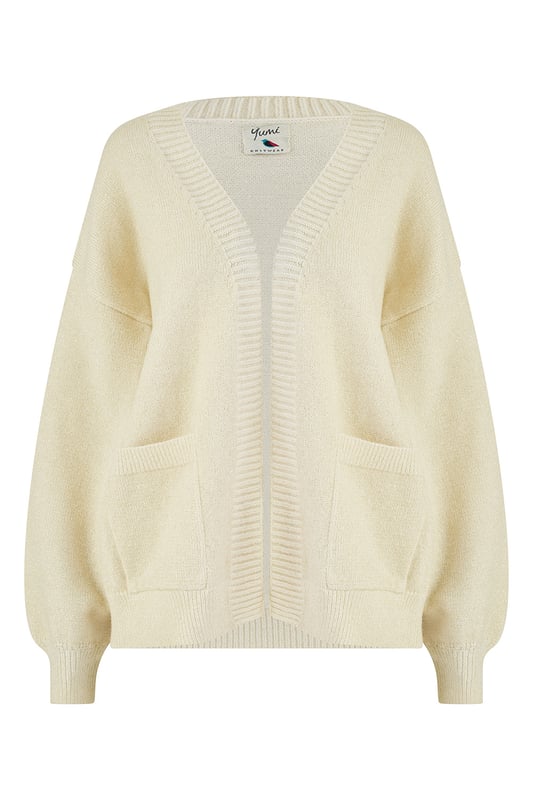 This throw on and go cardigan is perfect for the cooler weather. Made from a shimmering Metallic supersoft knit, in a slouchy design with drop sleeves, cuffed at the wrist. We love the pockets in the front for extra detail and the edge to edge design makes it super versatile