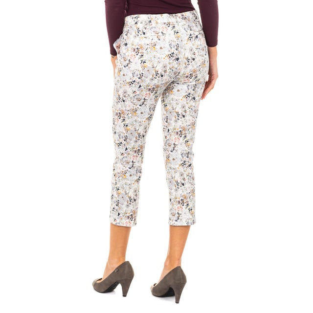 Pants with floral design. 
 Multicolor color 
 Straight basses. 
 Button and zip closure. 
 Two pockets on the side, with lace trim. 
 Two fake pockets on the back. 
 Belt loops. 
 Seams seen in tone. 

 Composition: 99% Cotton - 1% Elastane 

 Washing instructions: 
 - Wash maximum at 40ºC. 
 - Iron at medium temperature, max. 110 ° C. 
 - It allows to use dryer. 
 - Do not use bleach. 
 - Does not support dry cleaning. 


 Composition: 99% Cotton, 1% Elastane
 Care:
- Wash maximum at 40ºC.
 - Iron at medium temperature, max. 110ºC.
 - Allows you to use a dryer.
 - Do not use bleach.
 - Does not support dry cleaning.