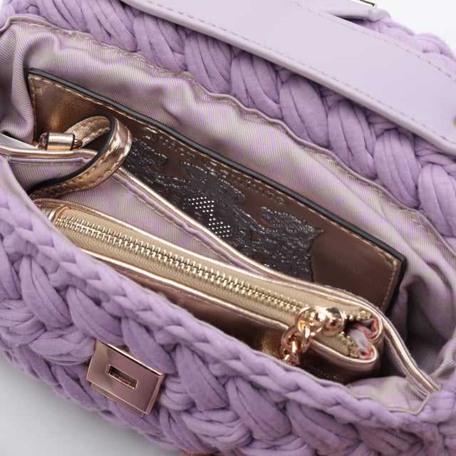 Bolso de hombro Juicy Couture Summer Dream

Este bolso Juicy Couture es más que un accesorio; es un pasaporte a un verano inolvidable, una fusión de estilo y alegría lista para ser tuya.

Dimensiones: 22 x 6 x 13 cm