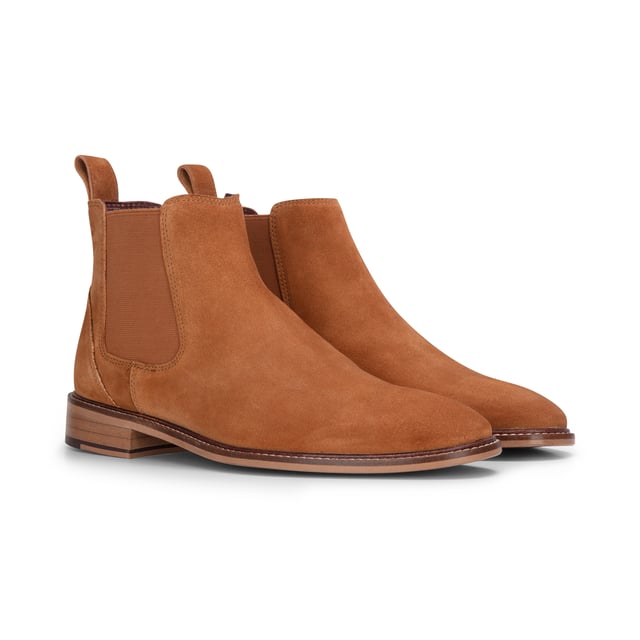 Mejora tu colección de calzado con los botines Chelsea sin cordones de ante en color tostado para hombre de London Brogues. Fabricadas con ante de primera calidad, estas botas ofrecen un aspecto y una sensación lujosos, perfectos para realzar atuendos tanto casuales como formales. El cómodo diseño sin cordones presenta paneles laterales elásticos para un ajuste ceñido y fácil de usar. Con una suela de cuero duradera que proporciona un agarre superior, estas botas son adecuadas para diversas superficies y condiciones climáticas. Disfruta de comodidad durante todo el día con la plantilla acolchada, lo que las hace ideales para largas horas de pie. Ante de primera calidad para una apariencia sofisticada Comodidad sin cordones con paneles laterales elásticos Suela duradera con agarre superior para tracción Plantilla acolchada para mayor comodidad ideal para uso prolongado