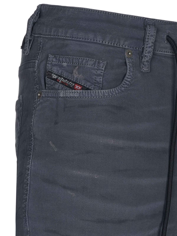 97% katoen, 3% elastaan; Dieseljeans; Model: 00SY8W069NF92H; Hoogwaardige afwerking; Zachte katoenmix, stretch; WortelFit; Klassieke 5-pocketstijl; Sluiting: knoop, ritssluiting; tailleband met trekkoord; Sluiting: knoop, ritssluiting; riemlussen; Diesel-logodetails