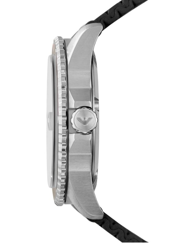 Este reloj Emporio Armani para hombre tiene movimiento de cuarzo. La caja (42 mm) es de Acero Inoxidable (Plata) y tiene un cristal Mineral. La correa es de silicona negra. Este reloj de la gama Emporio Armani Diver es un regalo precioso y atemporal. Sorpréndase a sí mismo o a otra persona con este regalo. Además, con él disfrutará de 2 años de garantía contra todo defecto de fabricación.