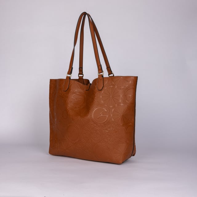 Nuestro bolso tote es un clásico atemporal, revisitado con un toque moderno. Su forma ancha y sus cómodas asas lo hacen perfecto para cualquier ocasión, desde la oficina hasta para ir de compras. El logotipo dorado y el estampado geométrico añaden un toque de elegancia, mientras que el espacioso interior te permite organizar tus pertenencias.
Dimensiones: Ancho 33,5 x Alto 13,5 x Fondo 32 cm