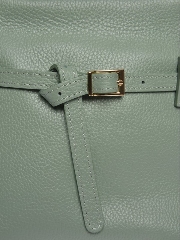 Bolso de mano  
100% cuero de vaca  
Cierre superior con cremallera  
Bolsillo interno con cremallera  
Dimensiones: 21x27x11.5 cm  
Asa: 34 cm  
Correa para el hombro: 120 cm