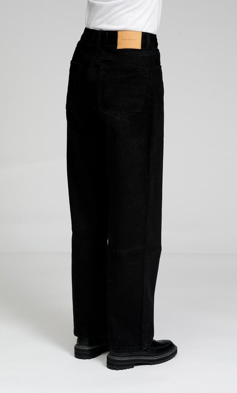 Gerade Jeans von TeeShoppen. Diese Jeans sind schick, bequem und stilvoll und damit perfekt für jedes Outfit das ganze Jahr über. Eine gute und bequeme Jeans kann jeden Look vervollständigen. Hier sehen Sie die Jeans in Schwarz.

Brauchen Sie ein Oberteil, das gut zur Jeans passt? Schauen Sie bei TeeShoppen in der Rubrik Herrenbekleidung vorbei.

Welche Größe haben die Jeans? Die Jeans gibt es in 24 verschiedenen Größen. Sehen Sie unter "Größe" nach und wählen Sie Ihre Größe. Die Größen sind für Frauen angepasst.

Über TeeShoppen: Bei TeeShoppen sind wir stolz darauf, unsere eigenen Produkte anzubieten. Unser Sortiment umfasst einfache Kleidungsstücke, die wir selbst tragen möchten. Auch wenn die Kleidung einfach ist, haben wir keine Kompromisse bei der Qualität oder dem Design gemacht. Unsere Kleidung ist so konzipiert, dass sie leicht zu stylen ist und aus den besten Materialien besteht. So ist sichergestellt, dass Sie bequeme Kleidung haben, die Sie zu allen Gelegenheiten tragen können. Wenn Sie einen zeitlosen Anbieter von Mode für Damen und Herren suchen, dann sind Sie bei TeeShoppen genau richtig. Wir haben uns auf den Verkauf von Basiskleidung spezialisiert. Sie zahlen nicht für teure Marken und Kosten, sondern nur für Qualität und Service. Und natürlich erweitern wir unser Sortiment ständig im Einklang mit der Mode, so dass Sie bei uns immer eine moderne Basic-Kleidung finden können.