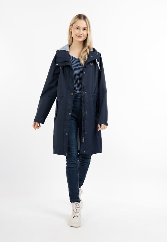 Dieser trendige Regenmantel von ICEBOUND bereichert Ihre Garderobe nicht nur an Regentagen. Die hochwertige Ausstattung begeistert uns ebenso wie die schlanke, lange Parka-Form und hohem Stehkragen. Das weiche, beschichtete Material hat einen edlen Griff und durch ihre Leichtigkeit ist es ein angenehmes Tragen. Dank der Polyurethanbeschichtung und der versiegelten Nähte bietet der Mantel einen zuverlässigen Schutz vor Wind und Wasser. Dazu kommt die große Kapuze, die mit einer stylishen Kordel und gravierten Logo-Ösen beeindruckt. Der Reißverschluss endet in einem praktischen Kinnschutz und die zwei mit Patten geschützten Eingrifftaschen bieten allerlei Platz. Der markentypische Eisberg auf der Brust ergänzt den beliebten ICEBOUND-Outdoor-Look.  Regenjacke mit einem dezenten Print auf der Oberstoffrückseite
