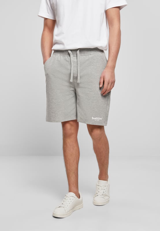 Pantalones cortos de jogging para hombre de la marca Ballin Est. 2013. El pantalón corto de jogging de Ballin Est. 2013 está confeccionado en algodón, viscosa y elastano de alta calidad, y tiene un corte regular. El suave algodón proporciona una gran comodidad.  Nombre del modelo: Small Logo Jogging ShortCategoría: pantalones cortos de jogging para hombreMateriales: algodón, viscosa, elastanoColor: gris