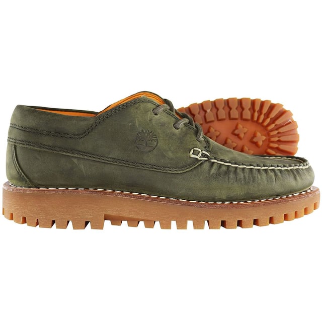 Die grünen Timberland Jackson's Landing Moc Toe Herrenschuhe sind eine stylische und robuste Wahl für Männer, die Wert auf Outdoor-inspiriertes Design, Komfort und Langlebigkeit legen. Hier sind die wichtigsten Merkmale dieser grünen Schuhe: Moc Toe-Design: Die Moc Toe-Konstruktion verleiht dem Schuh nicht nur einen stilvollen Look, sondern sorgt auch für Strapazierfähigkeit und Abriebfestigkeit. Grüne Farbe: Die grüne Farbe dieser Schuhe ist ein echter Hingucker und verleiht Ihrem Look einen Hauch von Outdoor-Inspiration. Premium-Leder: Timberland ist für seine hochwertigen Materialien bekannt. Diese Schuhe werden typischerweise aus hochwertigem Leder gefertigt und bieten sowohl Stil als auch Langlebigkeit. Bequeme Innensohle: Diese Schuhe verfügen oft über eine gepolsterte Innensohle für zusätzlichen Halt und Komfort bei langem Tragen. Strapazierfähige Laufsohle: Die Laufsohle ist auf Traktion und Strapazierfähigkeit ausgelegt und eignet sich daher für verschiedene Outdoor-Aktivitäten. Schnürverschluss: Der Schnürverschluss ermöglicht eine sichere und individuelle Passform. Timberland-Branding: Diese Schuhe tragen typischerweise das Timberland-Logo, das für Qualität und robusten Stil steht. Vielseitig einsetzbar: Diese Schuhe sind vielseitig genug, um mit verschiedenen Freizeitoutfits kombiniert zu werden und eignen sich für Outdoor-Abenteuer, Wanderungen oder einfach, um Ihrem Alltagslook einen robusten Touch zu verleihen. Die Timberland Jackson's Landing Moc Toe Herrenschuhe in Grün bieten eine robuste und stilvolle Option für Männer, die die Natur genießen und gleichzeitig Wert auf Komfort und Langlebigkeit ihrer Schuhe legen. Ob Sie ein Outdoor-Abenteuer planen, die Wildnis erkunden oder Ihrem Alltagslook einfach einen Hauch von robustem Stil verleihen möchten – diese Schuhe bieten eine hervorragende Balance aus Outdoor-Ästhetik und modernem Komfort.