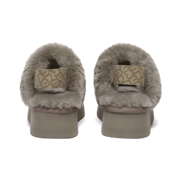 With maximum coziness and a bit of lift. Experience the fashion-forward appeal of the Wagtail Slippers. Featuring cow suede upper treated with a water resistant coating. The added feature of a removable strap means the option of wearing them with or without, which is great for that extra flexibility with your outfit pairings.
Specification:
Suede Upper
Warm Sheepskin Wool Lining
Soft Sheepskin Wool Insole
EVA Sole
Technologies:
Water & Stain Resistance Upper
Slip Resistance Outsole