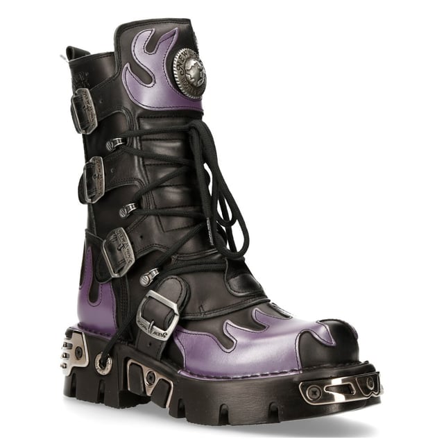 Diese mittelhohen Stiefel sind aus hochwertigem Rindsleder gefertigt und verfügen über eine Qualität, die die jahrzehntelange Erfahrung in der Herstellung von Premium-Schuhen widerspiegelt, die New Rock mit Stolz gesammelt hat. Dieses Paar zeichnet sich durch Flammenakzente aus, die in Lila auf dem Obermaterial aus schwarzem Leder erscheinen und für einen auffälligen, einzigartigen Look sorgen, der Sie sicher von der Masse abhebt. Neben dem Flammendesign gibt es ein metallisches Motiv, das durch die Einführung von Metallschnallen, metallischen Einsätzen in den Sohlen und einem elegant gestalteten, glänzenden New Rock-Logo entsteht. Dies ist nicht nur ein atemberaubend trendiges Stück, sondern mit der zusätzlichen weich gepolsterten Innensohle, dem bequemen Lederfutter und der seitlichen Reißverschlussöffnung erreichen diese Stiefel ein Maß an Komfort, das Lust macht, diese Stiefel in der Mitte der Waden den ganzen Tag anzuziehen. • Hochwertiges Schwarz Obermaterial aus Leder mit violetten Flammenakzenten • 23 cm Schafthöhe mit seitlichem Reißverschluss und Metallschnallen • 6 cm Gummiabsatz und 3 cm Sohle