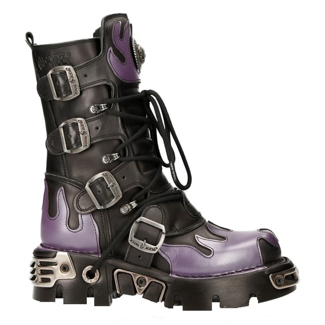 Diese mittelhohen Stiefel sind aus hochwertigem Rindsleder gefertigt und verfügen über eine Qualität, die die jahrzehntelange Erfahrung in der Herstellung von Premium-Schuhen widerspiegelt, die New Rock mit Stolz gesammelt hat. Dieses Paar zeichnet sich durch Flammenakzente aus, die in Lila auf dem Obermaterial aus schwarzem Leder erscheinen und für einen auffälligen, einzigartigen Look sorgen, der Sie sicher von der Masse abhebt. Neben dem Flammendesign gibt es ein metallisches Motiv, das durch die Einführung von Metallschnallen, metallischen Einsätzen in den Sohlen und einem elegant gestalteten, glänzenden New Rock-Logo entsteht. Dies ist nicht nur ein atemberaubend trendiges Stück, sondern mit der zusätzlichen weich gepolsterten Innensohle, dem bequemen Lederfutter und der seitlichen Reißverschlussöffnung erreichen diese Stiefel ein Maß an Komfort, das Lust macht, diese Stiefel in der Mitte der Waden den ganzen Tag anzuziehen. • Hochwertiges Schwarz Obermaterial aus Leder mit violetten Flammenakzenten • 23 cm Schafthöhe mit seitlichem Reißverschluss und Metallschnallen • 6 cm Gummiabsatz und 3 cm Sohle