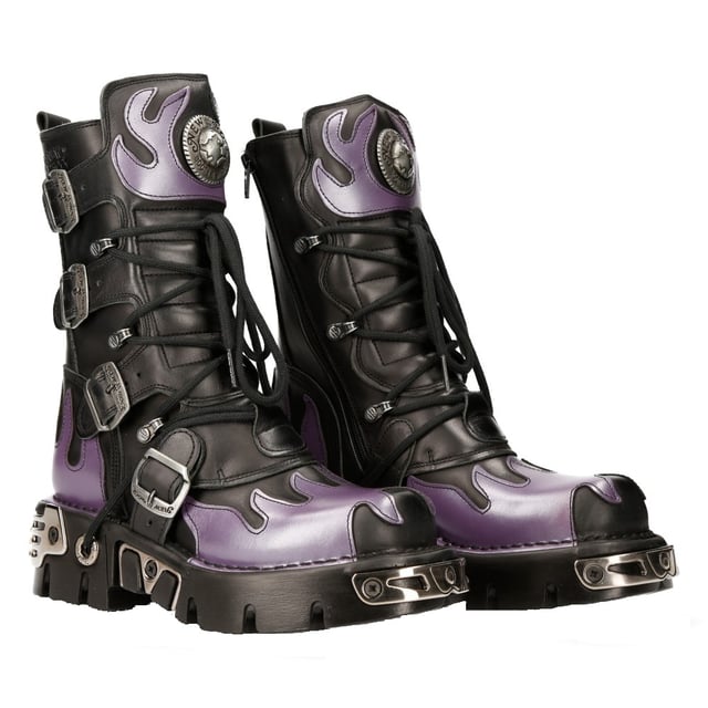 Diese mittelhohen Stiefel sind aus hochwertigem Rindsleder gefertigt und verfügen über eine Qualität, die die jahrzehntelange Erfahrung in der Herstellung von Premium-Schuhen widerspiegelt, die New Rock mit Stolz gesammelt hat. Dieses Paar zeichnet sich durch Flammenakzente aus, die in Lila auf dem Obermaterial aus schwarzem Leder erscheinen und für einen auffälligen, einzigartigen Look sorgen, der Sie sicher von der Masse abhebt. Neben dem Flammendesign gibt es ein metallisches Motiv, das durch die Einführung von Metallschnallen, metallischen Einsätzen in den Sohlen und einem elegant gestalteten, glänzenden New Rock-Logo entsteht. Dies ist nicht nur ein atemberaubend trendiges Stück, sondern mit der zusätzlichen weich gepolsterten Innensohle, dem bequemen Lederfutter und der seitlichen Reißverschlussöffnung erreichen diese Stiefel ein Maß an Komfort, das Lust macht, diese Stiefel in der Mitte der Waden den ganzen Tag anzuziehen. • Hochwertiges Schwarz Obermaterial aus Leder mit violetten Flammenakzenten • 23 cm Schafthöhe mit seitlichem Reißverschluss und Metallschnallen • 6 cm Gummiabsatz und 3 cm Sohle