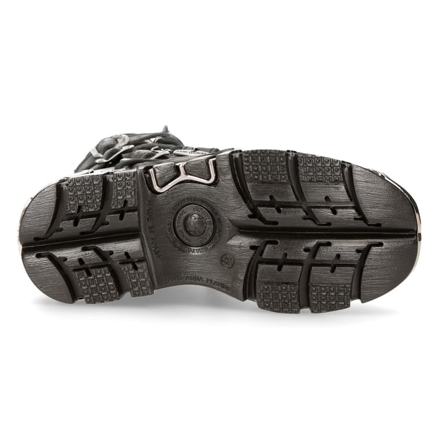 Diese mittelhohen Stiefel sind aus hochwertigem Rindsleder gefertigt und verfügen über eine Qualität, die die jahrzehntelange Erfahrung in der Herstellung von Premium-Schuhen widerspiegelt, die New Rock mit Stolz gesammelt hat. Dieses Paar zeichnet sich durch Flammenakzente aus, die in Lila auf dem Obermaterial aus schwarzem Leder erscheinen und für einen auffälligen, einzigartigen Look sorgen, der Sie sicher von der Masse abhebt. Neben dem Flammendesign gibt es ein metallisches Motiv, das durch die Einführung von Metallschnallen, metallischen Einsätzen in den Sohlen und einem elegant gestalteten, glänzenden New Rock-Logo entsteht. Dies ist nicht nur ein atemberaubend trendiges Stück, sondern mit der zusätzlichen weich gepolsterten Innensohle, dem bequemen Lederfutter und der seitlichen Reißverschlussöffnung erreichen diese Stiefel ein Maß an Komfort, das Lust macht, diese Stiefel in der Mitte der Waden den ganzen Tag anzuziehen. • Hochwertiges Schwarz Obermaterial aus Leder mit violetten Flammenakzenten • 23 cm Schafthöhe mit seitlichem Reißverschluss und Metallschnallen • 6 cm Gummiabsatz und 3 cm Sohle