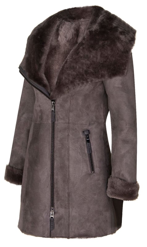 Wikkel jezelf in elegantie en warmte met ons Merino leren damesparka met capuchon. Deze jas is gemaakt van echt Spaans Merino-lamsleer en biedt ongeëvenaarde kwaliteit en luxe. Het dubbele ritstrekkertje voegt een stijlvol en functioneel element toe, waardoor veelzijdige draagmogelijkheden mogelijk zijn. De suède afwerking voegt een vleugje verfijning toe aan de jas en versterkt de algehele aantrekkingskracht. Verkrijgbaar in drie prachtige kleuren, zodat u de perfecte tint kunt vinden die past bij uw persoonlijke stijl. De brede kraag loopt naadloos over in een capuchon en biedt zowel comfort als bescherming tegen de elementen. â€¢ Gemaakt van echt Spaans Merino-lamsleer voor superieure kwaliteit en luxe â€¢ Dubbele ritstrekker voor veelzijdige en stijlvolle draagmogelijkheden â€¢ Suède afwerking voor een verfijnde en verfijnde look â€¢ Verkrijgbaar in drie prachtige kleuren die bij uw individuele stijl passen â€¢ Brede kraag die doorloopt in een capuchon voor extra comfort en bescherming tegen de elementen.