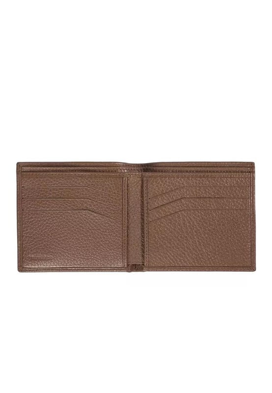 Cartera de hombre en piel repujada.
  Apertura tipo libro.
  Compartimento para monedas.
  Multiples titulares de tarjetas.
  Dimensiones compactas de 13x16x3.