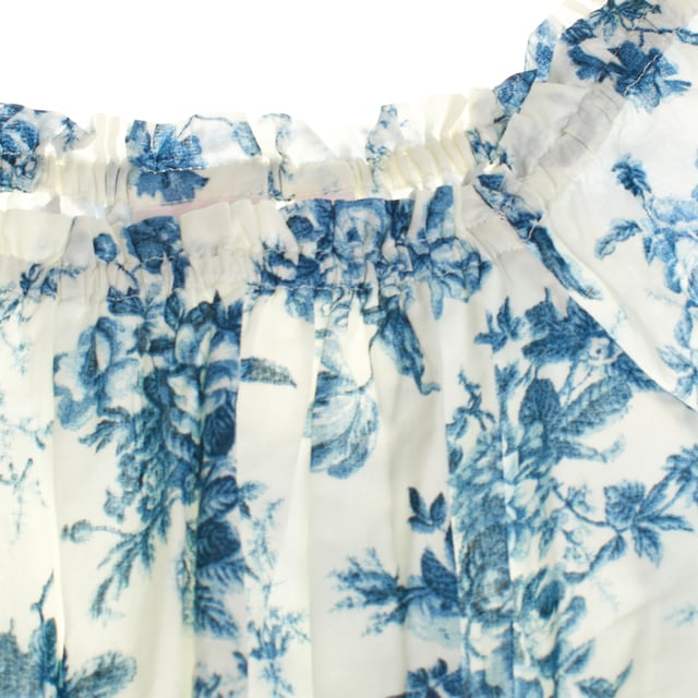 Este vestido de niña tiene un diseño encantador y femenino, con un cuello cuadrado y fruncido que aporta textura y un toque delicado. Las mangas largas y ligeramente abullonadas añaden volumen, mientras que la cintura fruncida proporciona un ajuste cómodo y favorecedor. 

La falda presenta varios volantes que le dan movimiento y un estilo romántico. 

Es una prenda ideal para ocasiones especiales, combinando un aire clásico con detalles modernos que realzan su encanto.
 Composición: Exterior: 100% Algodón; Interior: 100% Algodón; Elástico: Poliéster, Elastano
 Cuidados:
- Lavar a máquina máx 30ºC y ciclo delicado.
- Usar detergentes suaves.
- Usar secadora a baja temperatura.
- Planchar a bajas temperaturas.
- No lavar en seco.