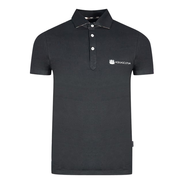Aquascutum Aldis Crest Block Logo Svart pikétröja. Aquascutum Svart polotröja. Märkeslogotyp, korta ärmar. Stretch Fit 95% bomull 5% elastan. Vanlig passform, passar perfekt i storlek. Stilkod: QMP040 99