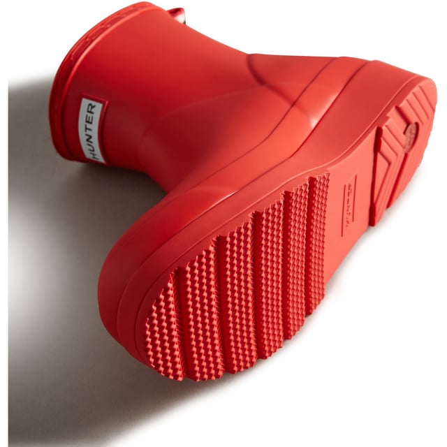 Simplifying the iconic design of the Original Boot, the Play Boot offers a dynamic silhouette with a flatter platform sole for maximum comfort and versatility. Crafted from the highest quality natural rubber, this wellington is 100% waterproof.