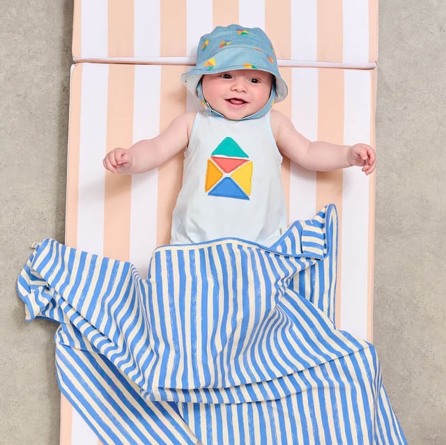 The Bonnie Mob depict passion and colour into their eco-friendly, sustainable abstracts. This girls bucket hat features miso hat patterning via sustainable properties and an innovative perspective. They will look effortlessly adorable. Note: There is Only a Strap For the Smallest Size (12-24m) 95% Organic Cotton 5% Elastane