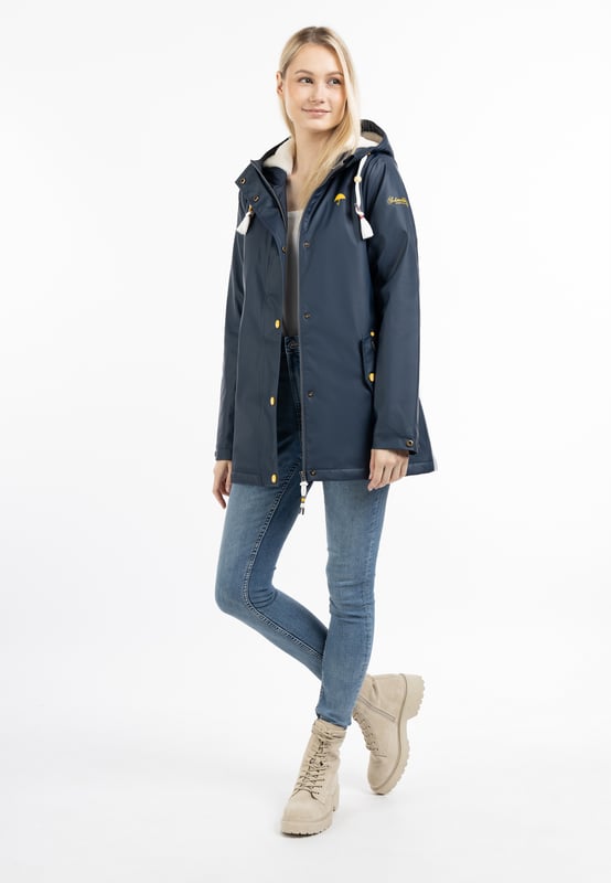 Die mit Webpelz gefütterte Regenjacke von Schmuddelwedda ist die perfekte Antwort auf Kälte und Nässe. Ihr Obermaterial ist beschichtet und alle Nähte sind komplett versiegelt, was dem trendigen Friesennerz eine Funktionalität beschert, die sich bei Wind und Wetter bewährt hat. Für wohlige Wärme sorgt ein Innenfutter aus weichem Webpelz, das sich auch in der Kapuze wiederfindet. Apropos Kapuze: Die schicke Kordel mit bunten Enden und Quasten ist ebenso ein Eyecatcher wie die aufwendig geprägten Accessoires. Der für Schmuddelwedda typische Regenschirm-Print ziert die Brust, der Markenname den Oberarm.  Regenjacke mit Webpelzfutter