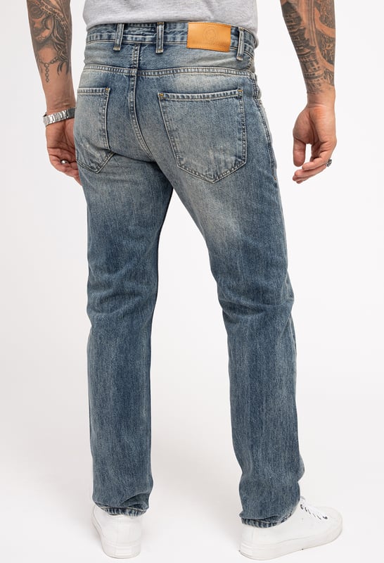 Die Jeans ist ein echter Stilklassiker, die zu nahezu jeder Gelegenheit getragen werden kann. Die Trendmarke "Indumentum" präsentiert Ihnen eine große Auswahl an modernen Herren Jeans, die für Freizeit, Alltag und Büro infrage kommen. Entdecken Sie verschiedene Designs, unterschiedliche Passformen und stylische Waschungen. Die Herren Jeans von "Indumentum" sind sehr bequem, sehen dabei gut aus und bieten eine hervorragende Qualität, sodass Sie lange Ihre Freude daran haben werden. Indumentum bietet Herren Jeans auch in großen Größen, sodass es für jeden Typ Mann das passende Modell gibt. Darüber hinaus können Sie sich zwischen diversen Passformen entscheiden.