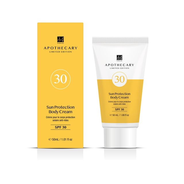 Nuestro kit de cuidado de la piel incluye dos productos esenciales diseñados para proteger y nutrir tu piel. La Crema Corporal SPF 30 ofrece protección de amplio espectro contra los dañinos rayos UV, la luz azul y la luz infrarroja, que pueden provocar un envejecimiento prematuro, eritema y cáncer de piel. Formulada con una mezcla de filtros minerales y químicos, no solo protege tu piel, sino que también proporciona una base nutritiva, dejando tu piel flexible y suave gracias al aceite de almendra dulce. La crema ligera está enriquecida con agua de flor de rosa, aceite de coco y extracto de flor de tiaré, que trabajan juntos para calmar, hidratar y purificar la piel, reduciendo el enrojecimiento y promoviendo un cutis equilibrado. Además, el extracto de flor de saúco y el extracto de flor de manzanilla protegen contra el daño de los radicales libres y ayudan a sanar la piel irritada y dañada. Este kit vegano y libre de crueldad combina los mejores ingredientes botánicos para asegurar que tu piel se mantenga protegida y bellamente nutrida.