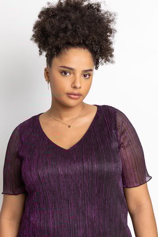 Curve Metallic Plisse Top from Roman. Add effortless glamour to your wardrobe this season with a shimmering ombré number. Cut with a flattering v-neckline and sheer short sleeve, this Curve blouse boasts a delicately pleated bodice and shimmer surface, giving it a beautifully feminine feel. Perfect to throw on over faux leather leggings or dress up in the evening, this ombre top is as versatile as it is striking. Ideal for your Christmas party, pair with the matching plisse cover-up jacket and some wide-leg trousers!