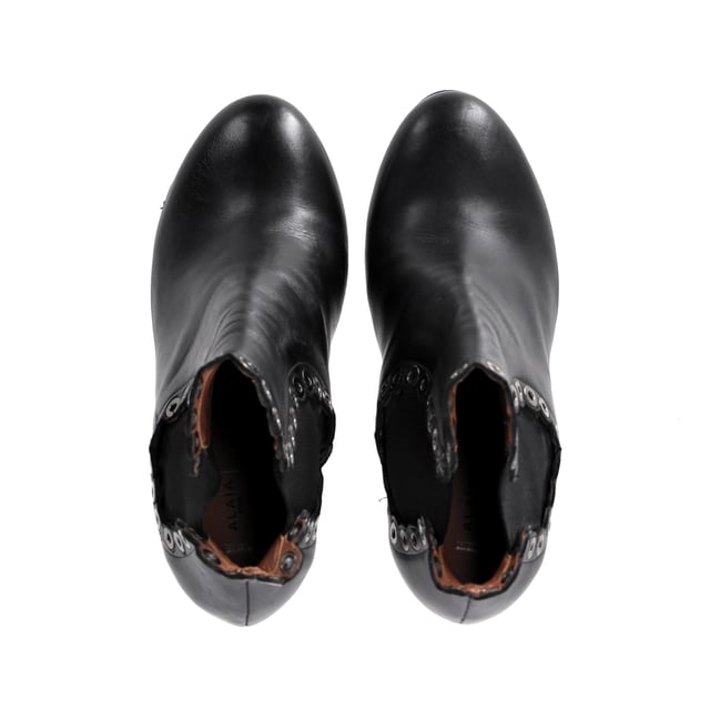 VINTAGE, RRP AS NEW
Step out in style with the Alaïa Eyelet Ankle Boots. These chic ankle booties are a must-have for any fashion-savvy individual. The elastic panel sides offer a comfortable and flexible fit, while the eyelet detailing with scalloped edges adds flair. Complete with high stiletto heels, these boots are the perfect choice for adding a touch of sophistication and confidence to any outfit.

Alaïa Eyelet Ankle Boots in Black Leather
Condition: Very good
Sign of wear: Moderate wear on the soles, marks on the surface, leather creasing
Material: Leather
Color: Black
Size: IT40 / US10 / UK7
SKU: 358070